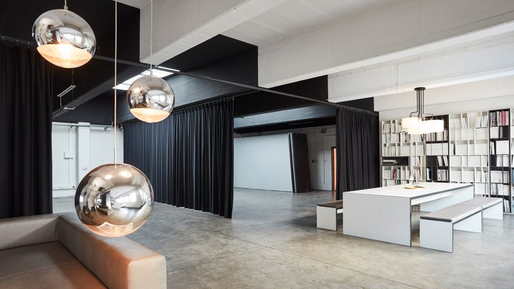 Studioansicht mit Sitzecke, Tischen und Bänken